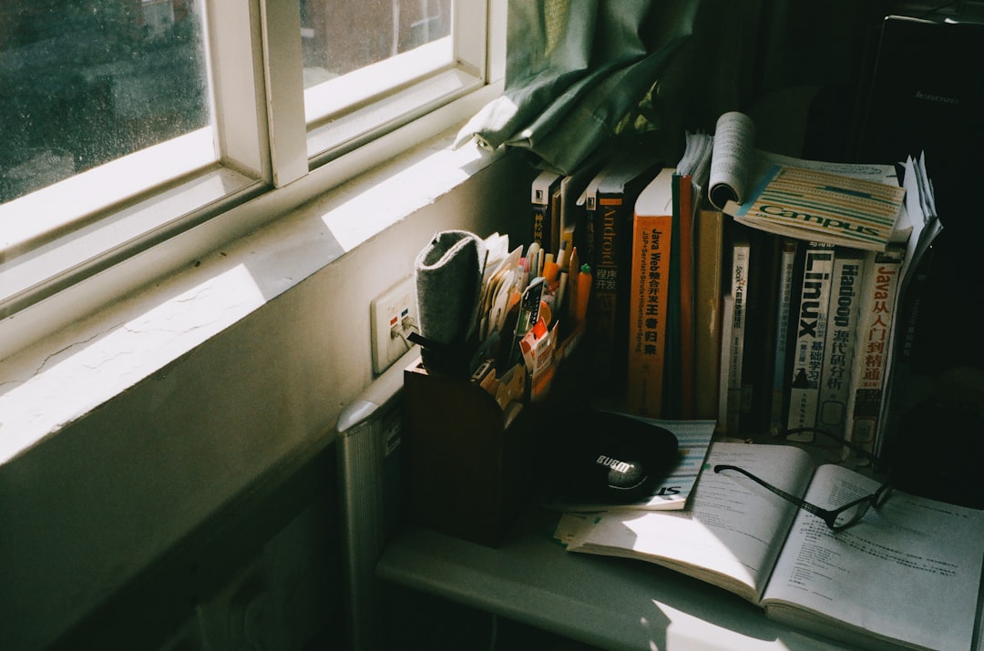 Libros sobre una mesa